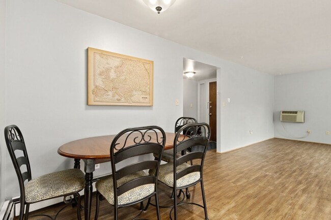 Building Photo - 2 Bedroom, 1 Bathroom Apartment, trash, water, and hot water heat included in rent.