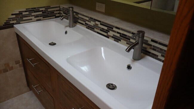 Building Photo - Spacious