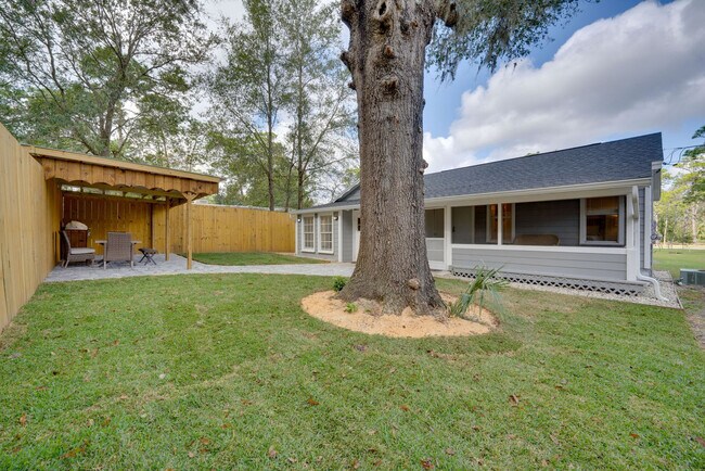 Building Photo - 224 E Kelly Park Rd
