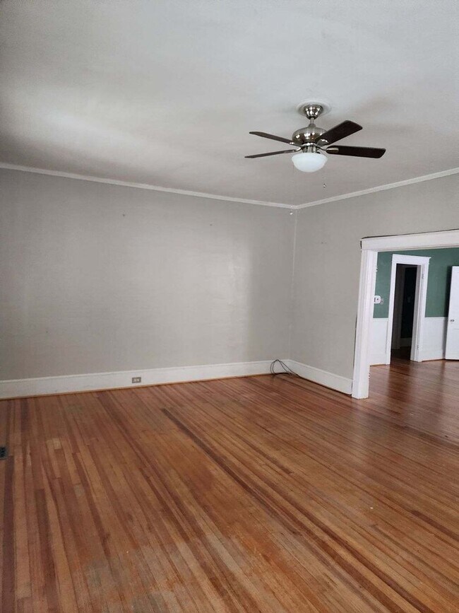 Building Photo - 2 Bedroom 2 bath house 1850 Square Foot!! Lots of Room!!