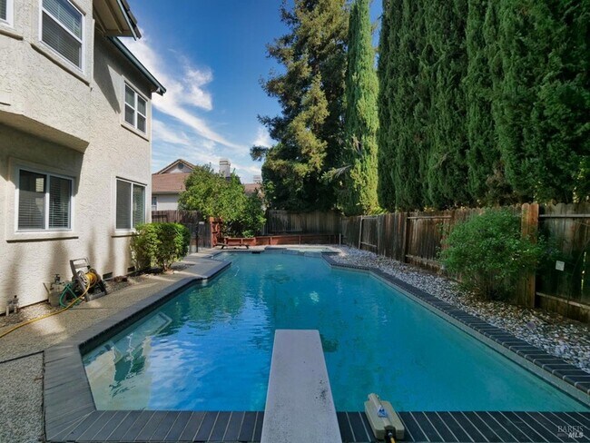 Building Photo - 3500 Crownridge Dr