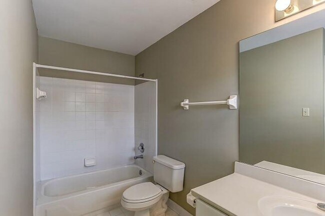 Building Photo - 1000 River Currents Dr