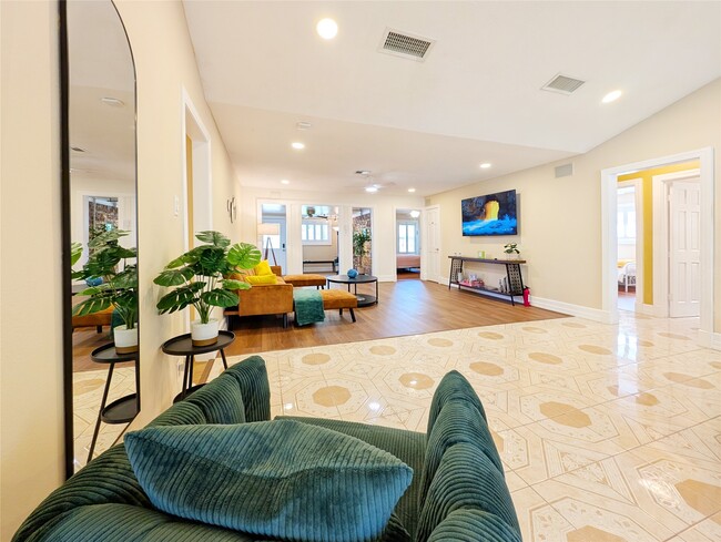 Building Photo - 3215 Royal Oaks Dr