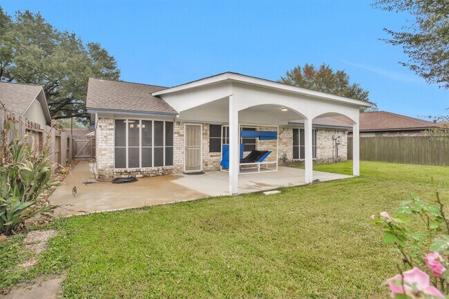 Building Photo - 16327 Green Shade Dr