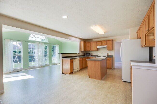 Building Photo - 2233 Oakbrook Blvd