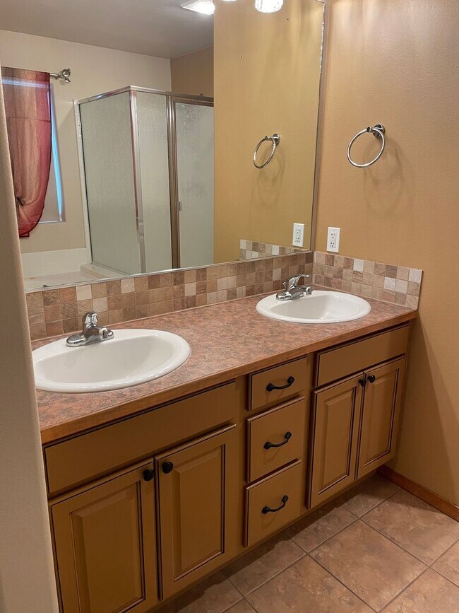 Building Photo - Well Maintained Home in Desirable Pelican Point Neighborhood!