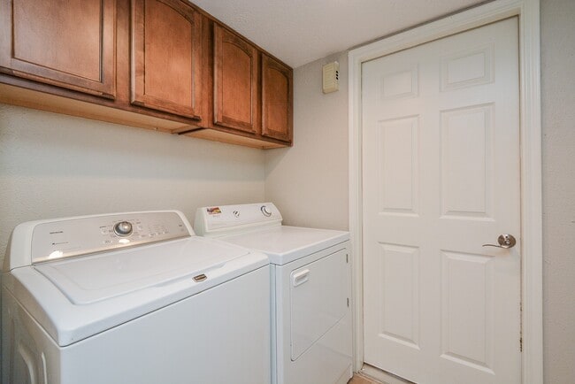 Building Photo - 13859 Hollowgreen Dr