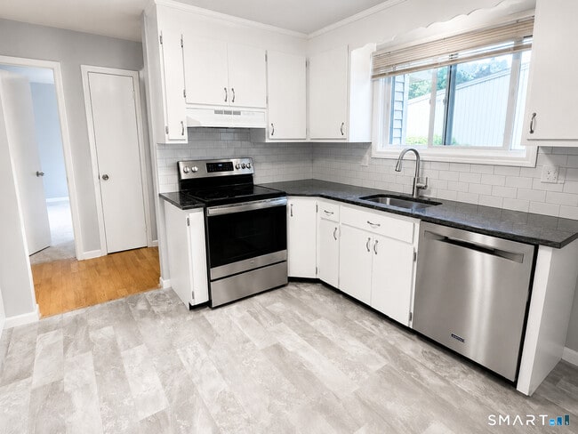 Building Photo - 501 Summer Hill Dr
