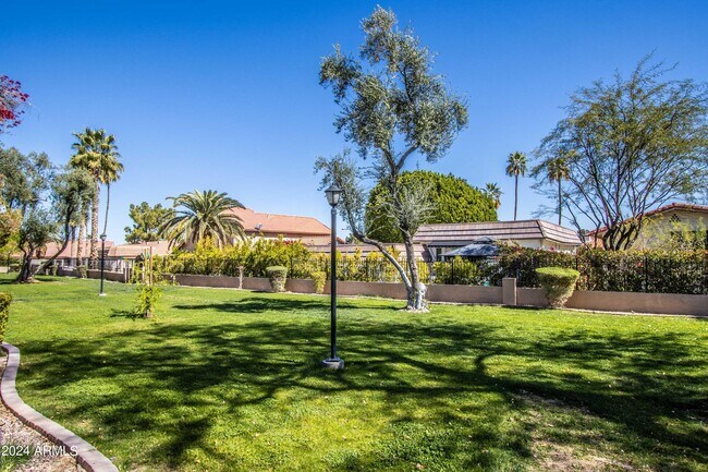 Building Photo - 1052 E Sandpiper Dr