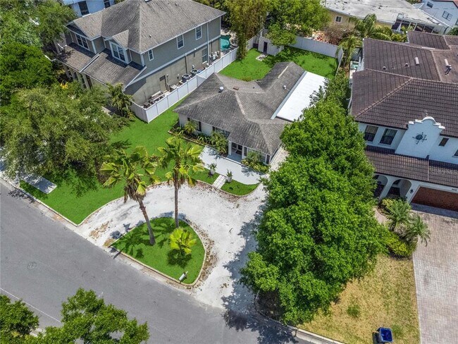 Building Photo - 3606 W Royal Palm Cir