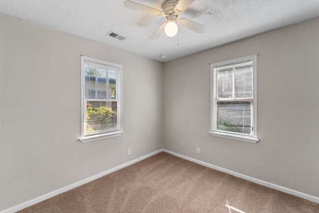 Building Photo - Bright & Stylish 3-Bedroom Home Near Downtown Savannah