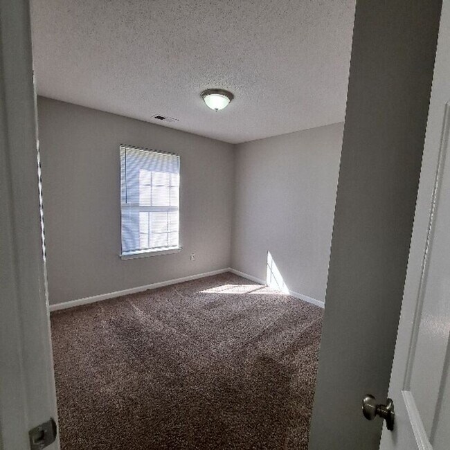 Building Photo - 4400 English Pecan Cove