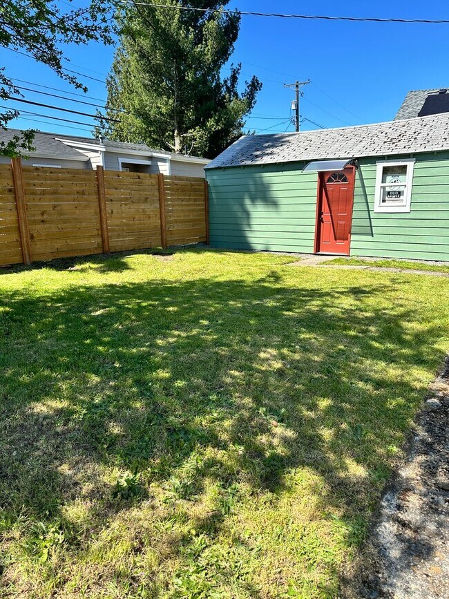 Building Photo - Completely remodeled Adorable home in Conv...