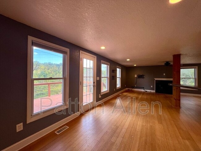 Building Photo - 15 Lela Ln