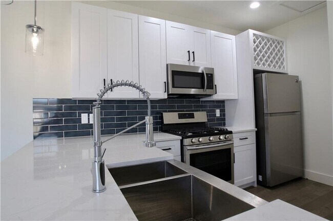 Building Photo - 705 Harris Ave