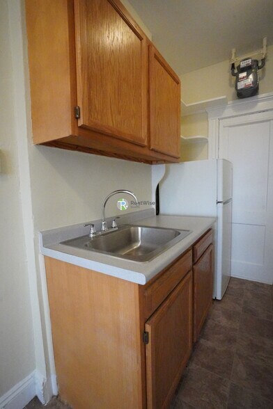 Building Photo - 228 Kelton St