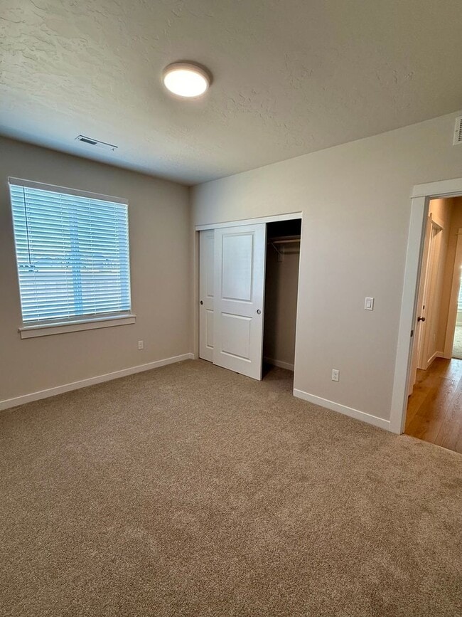 Building Photo - Welcome home! 4 bed 2 bath in Caldwell Idaho