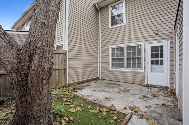 Building Photo - Townhome for rent in Jacksonville!