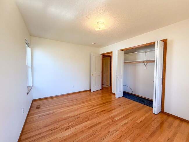 Building Photo - 364 SE Davis Ct