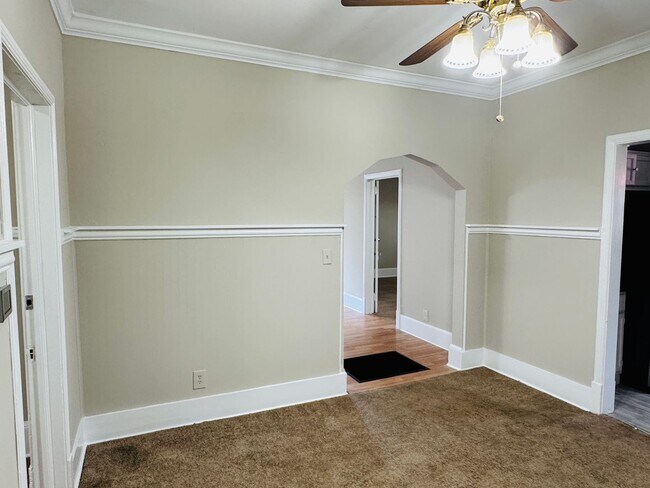 Building Photo - Charming 5-Bedroom Home with In-Law Suite ...
