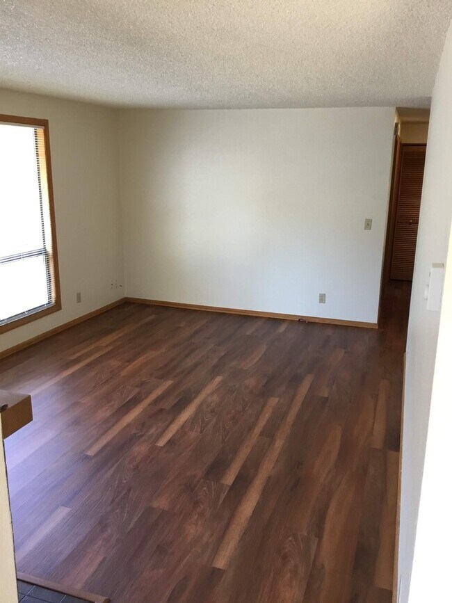 Building Photo - 2 Bedroom, 1 Bath Home in Cal Young Neighborhood