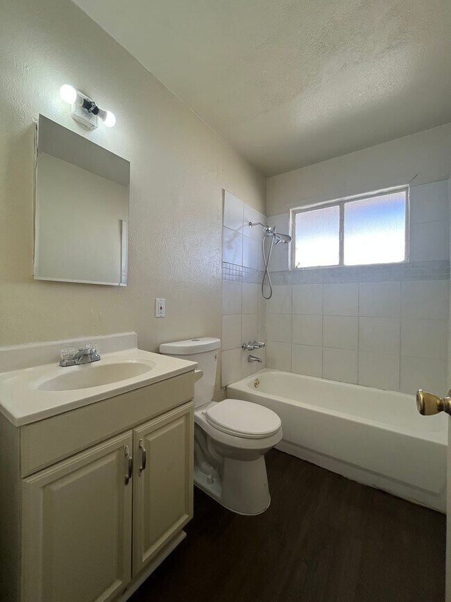 Building Photo - 770