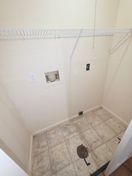 Building Photo - 633 Palisades Dr