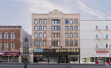 Building Photo - Beautiful Condo in the Heart of Downtown S...