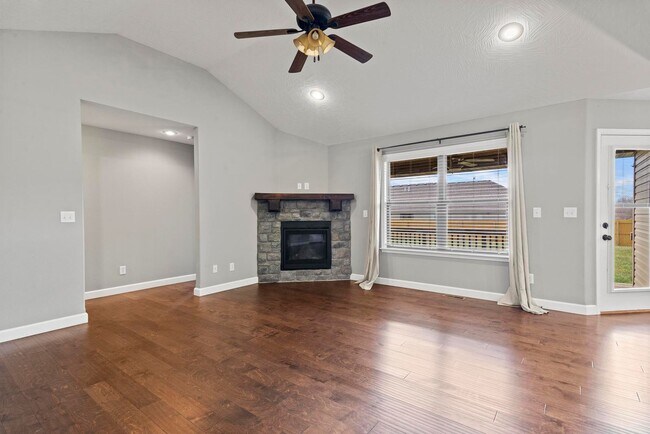 Building Photo - Available Dec 5!