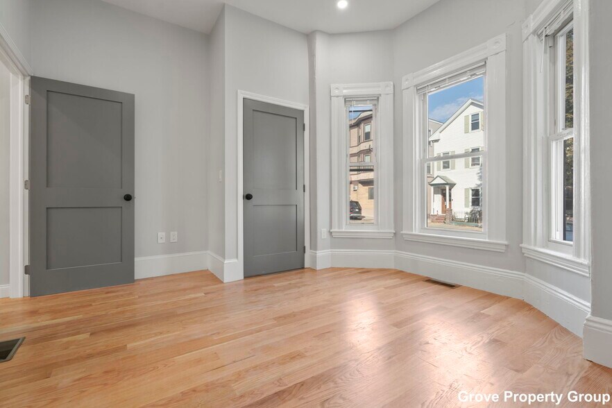 Building Photo - 531 E 5th St