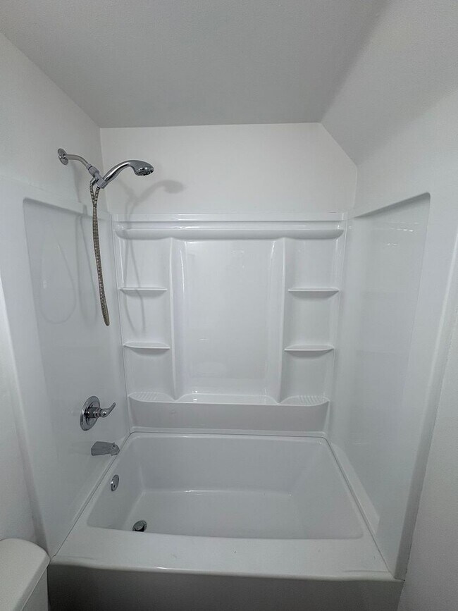 Building Photo - Fully Renovated 3 Bed 2.5 Bath Townhome w/ 1 Car Garage & Yard!
