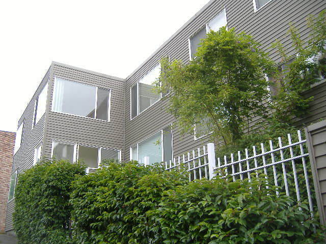 Building Photo - 525 E Roy St