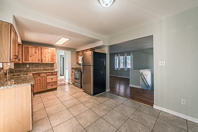 Building Photo - 5 bedrooms ,2 bathrooms and on 0.32 acres for rent