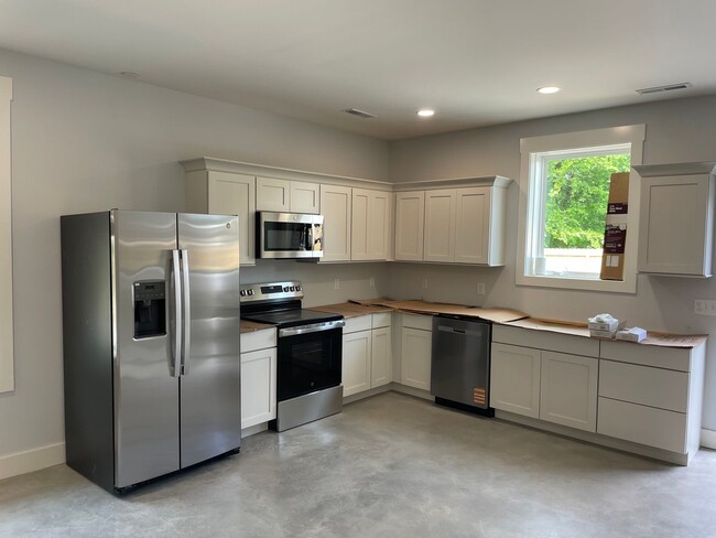 Building Photo - One-Level Barn Studio Apt with Garage