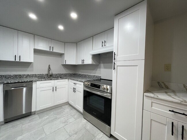 Building Photo - "Chic 2-Bed, 2-Bath Condo with Granite Finishes in Prime Cape Coral Location! 55 and older"