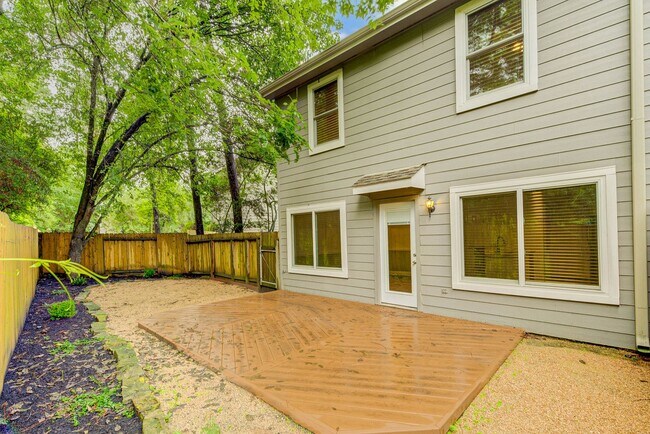 Building Photo - Stylish Woodlands Home Steps from H-E-B & ...