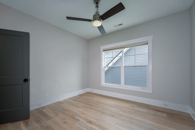 Building Photo - 288 W Main St