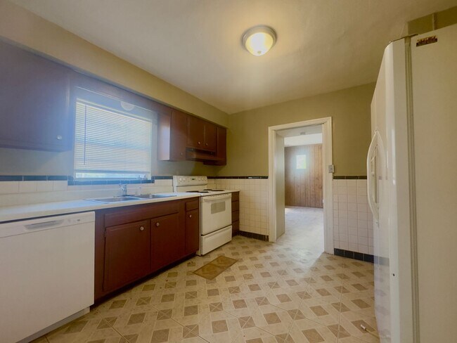 Building Photo - SECTION 8 IS GLADLY ACCEPTED 3 Bed 1.5 Bat...