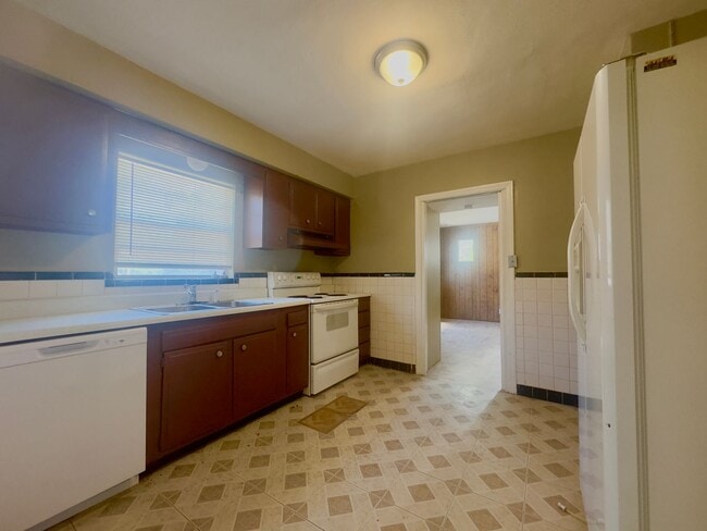 Building Photo - SECTION 8 IS GLADLY ACCEPTED 3 Bed 1.5 Bath With 2 Car Detached Garage