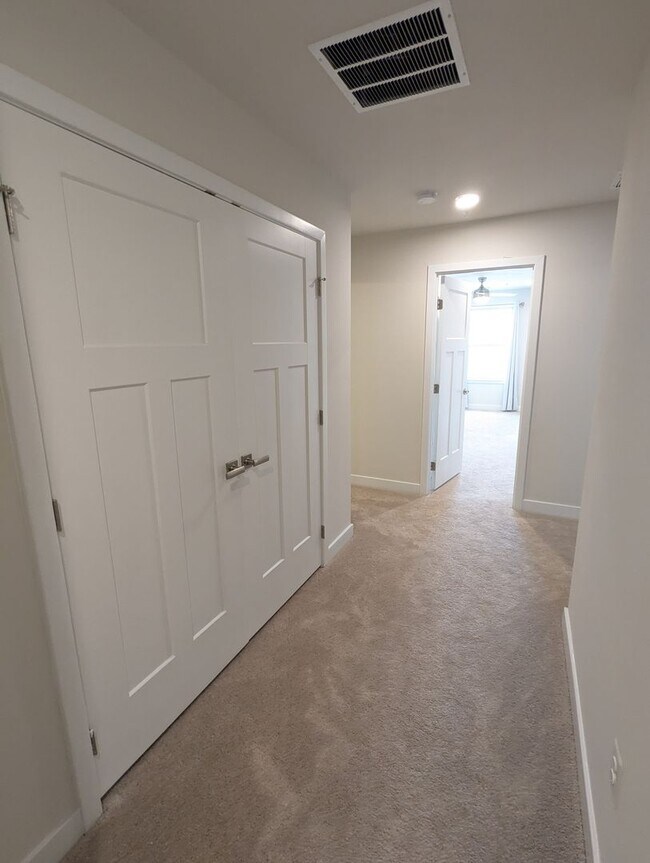 Building Photo - Stunning villa in the Harrison Terrace com...