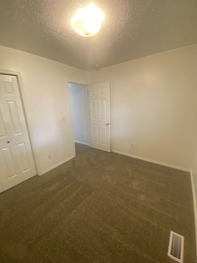 Building Photo - 3 Bed, 2 Bath,  Single Story, CUL-D-SAC Ho...