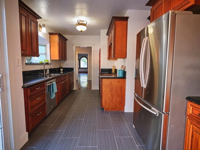 Building Photo - Charming 3 Bedroom in Historical Tower District