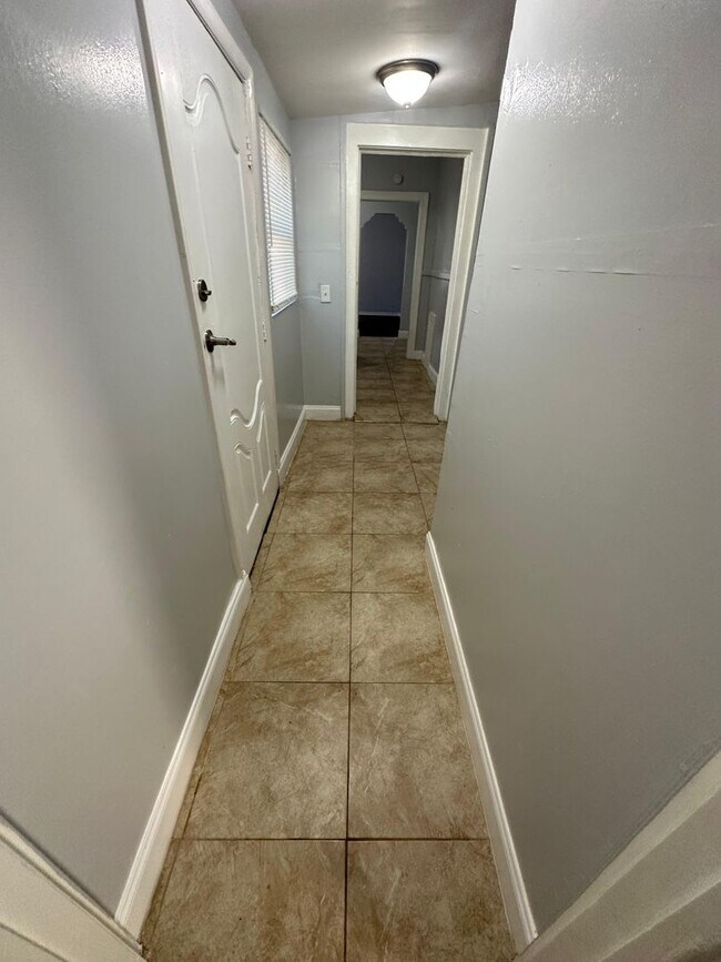 Building Photo - Fully Renovated 3/2 Available for Immediat...
