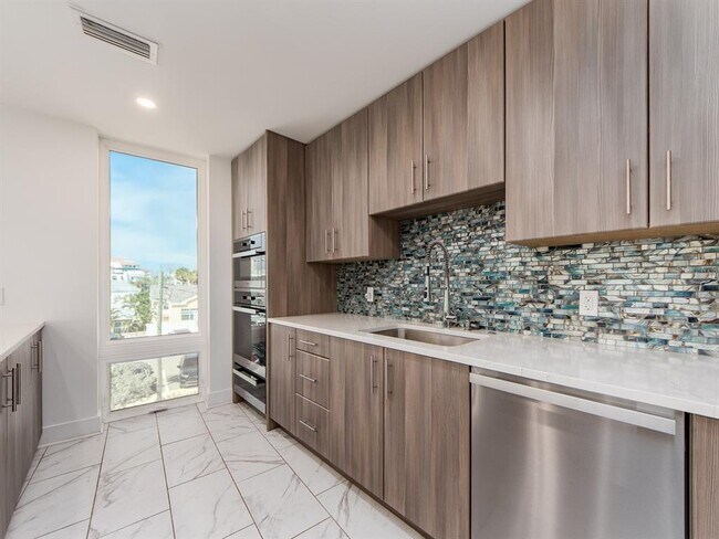 Building Photo - 15 Avalon St