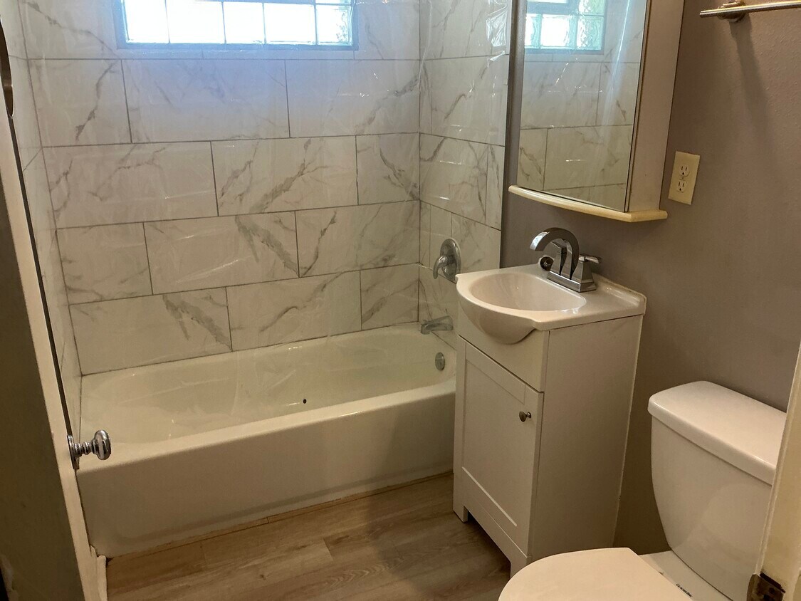 Bath - 3828 W Marion St