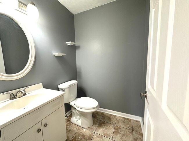 Building Photo - 1410 Beverly Ln