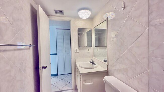 Building Photo - 9340 Lagoon Pl