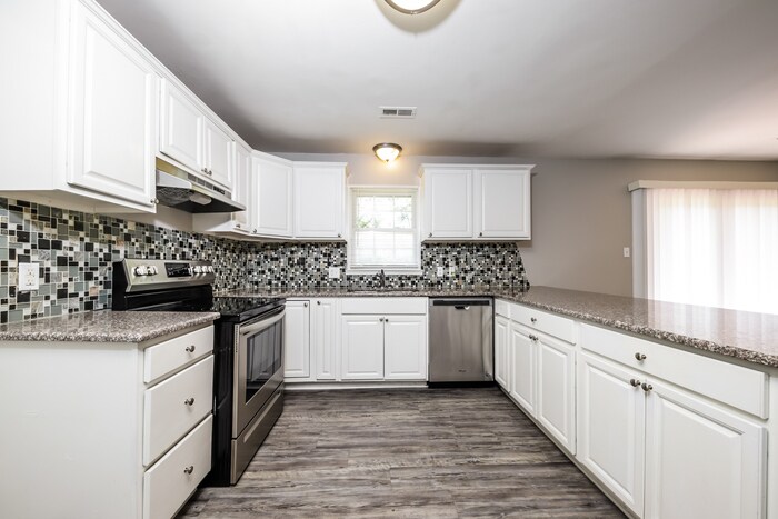 Building Photo - 5160 Largo Dr