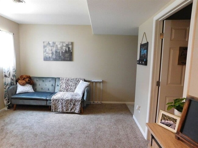 Building Photo - 3 Bedroom Townhome!