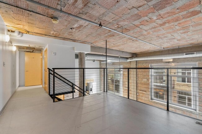 Building Photo - 521 S 7th St